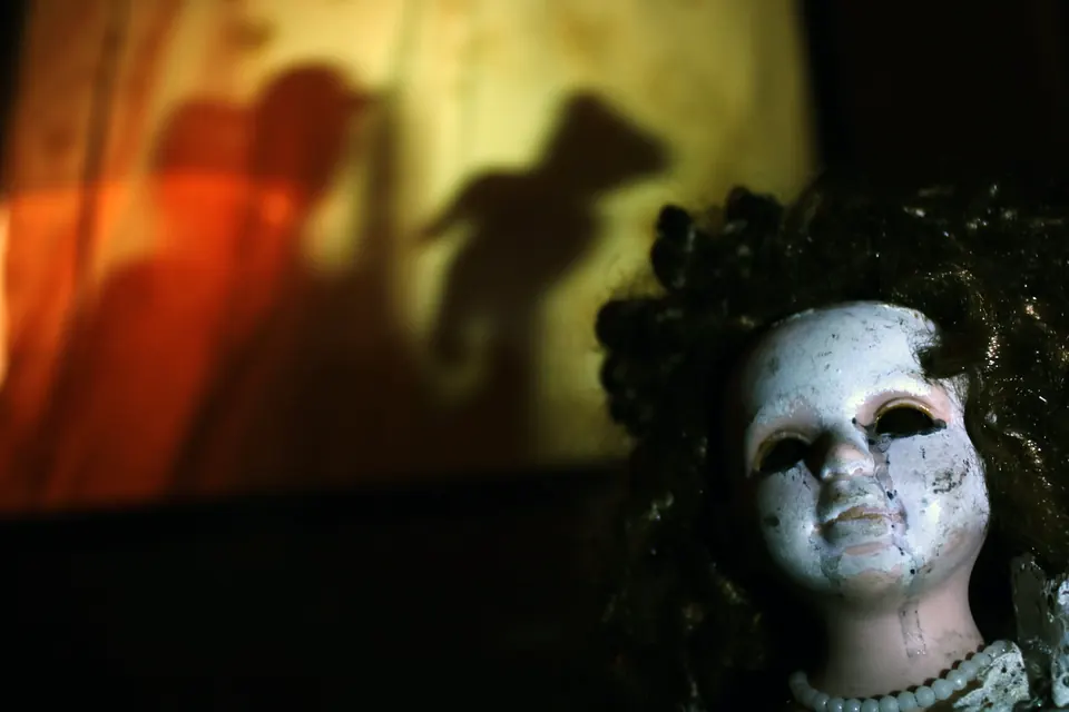 Porzellanpuppe vor Licht und Schatten im Carrie Set
