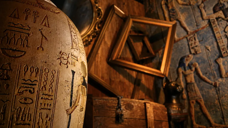 Hieroglyphs, sarcophagus and chest in the Artefacts escape room